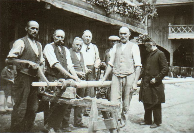Bei der Kerzenherstellung (um 1930)